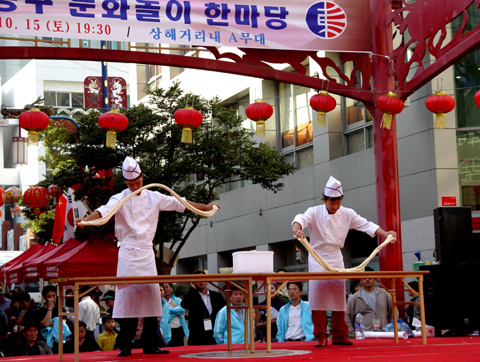 부산 차이나타운축제. 수타시범이 펼쳐지고 있다. 